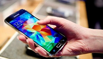 Samsung, nuovo indizio su smartphone 'pieghevole'
